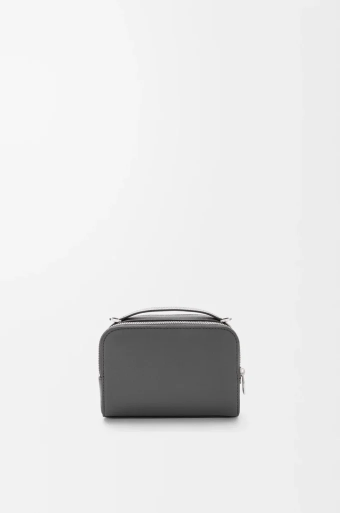 Mini crossbody-kameraväska i mjukt kornat kalvskinn Antracit Mini crossbody-kameraväska i mjukt kornat kalvskinn Antracit