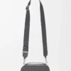 Mini crossbody-kameraväska i mjukt kornat kalvskinn Antracit Mini crossbody-kameraväska i mjukt kornat kalvskinn Antracit