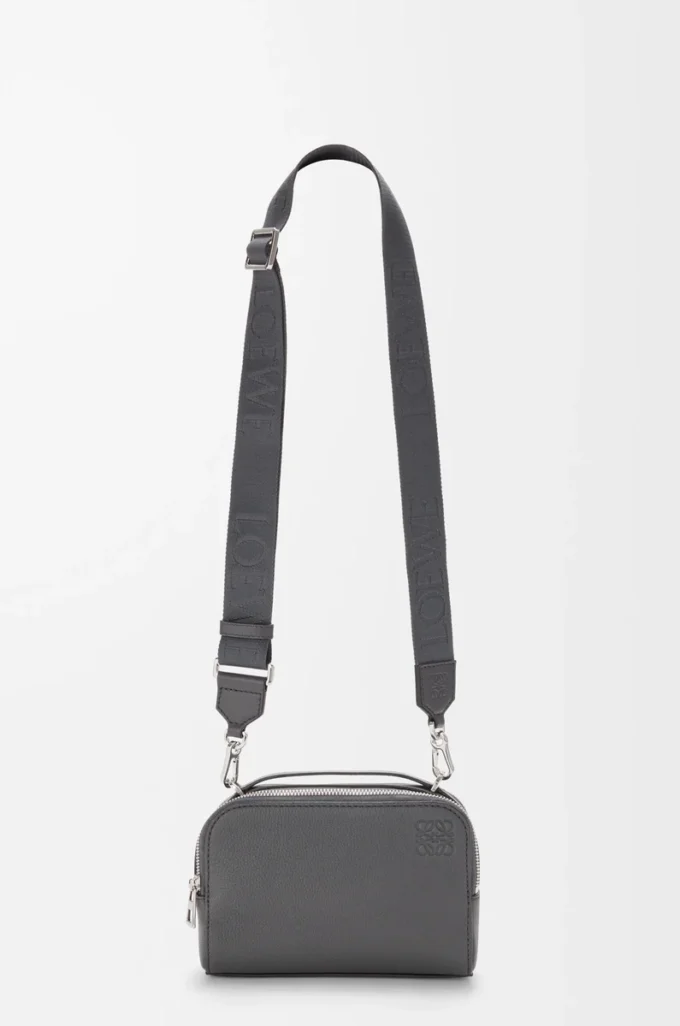 Mini crossbody-kameraväska i mjukt kornat kalvskinn Antracit Mini crossbody-kameraväska i mjukt kornat kalvskinn Antracit