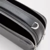 Mini crossbody-kameraväska i mjukt kornat kalvskinn Antracit Mini crossbody-kameraväska i mjukt kornat kalvskinn Antracit