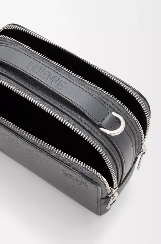 Mini crossbody-kameraväska i mjukt kornat kalvskinn Antracit Mini crossbody-kameraväska i mjukt kornat kalvskinn Antracit