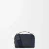 Mini crossbody-kameraväska i mjukt kornat kalvskinn Deep Navy Mini crossbody-kameraväska i mjukt kornat kalvskinn Deep Navy