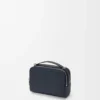Mini crossbody-kameraväska i mjukt kornat kalvskinn Deep Navy Mini crossbody-kameraväska i mjukt kornat kalvskinn Deep Navy