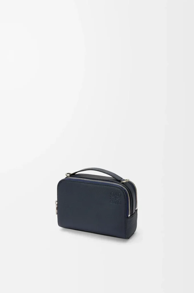 Mini crossbody-kameraväska i mjukt kornat kalvskinn Deep Navy Mini crossbody-kameraväska i mjukt kornat kalvskinn Deep Navy