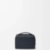 Mini crossbody-kameraväska i mjukt kornat kalvskinn Deep Navy Mini crossbody-kameraväska i mjukt kornat kalvskinn Deep Navy