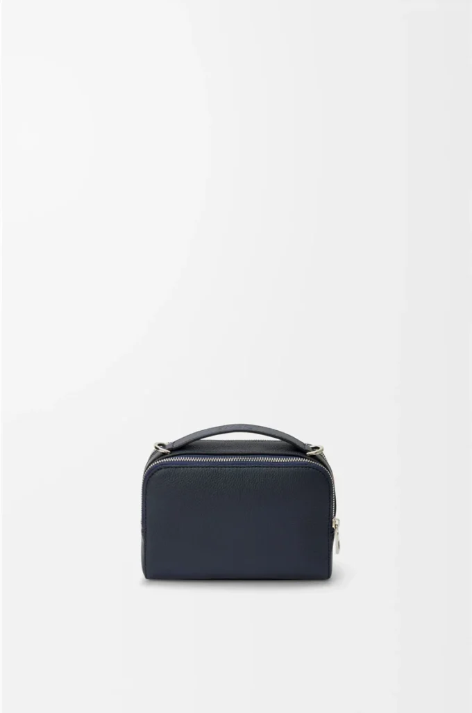 Mini crossbody-kameraväska i mjukt kornat kalvskinn Deep Navy Mini crossbody-kameraväska i mjukt kornat kalvskinn Deep Navy