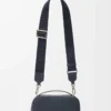 Mini crossbody-kameraväska i mjukt kornat kalvskinn Deep Navy Mini crossbody-kameraväska i mjukt kornat kalvskinn Deep Navy