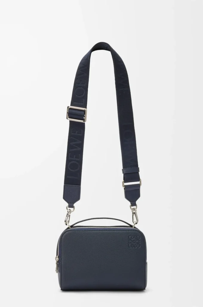 Mini crossbody-kameraväska i mjukt kornat kalvskinn Deep Navy Mini crossbody-kameraväska i mjukt kornat kalvskinn Deep Navy