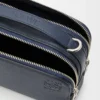 Mini crossbody-kameraväska i mjukt kornat kalvskinn Deep Navy Mini crossbody-kameraväska i mjukt kornat kalvskinn Deep Navy
