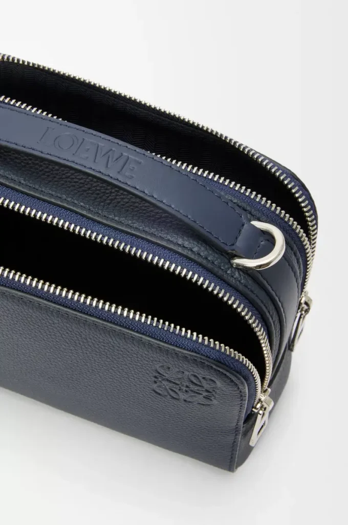 Mini crossbody-kameraväska i mjukt kornat kalvskinn Deep Navy Mini crossbody-kameraväska i mjukt kornat kalvskinn Deep Navy