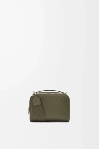 Mini crossbody-kameraväska i mjukt kornat kalvskinn Khaki Green