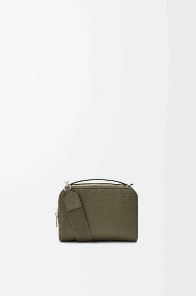 Mini crossbody-kameraväska i mjukt kornat kalvskinn Khaki Green Mini crossbody-kameraväska i mjukt kornat kalvskinn Khaki Green
