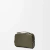 Mini crossbody-kameraväska i mjukt kornat kalvskinn Khaki Green Mini crossbody-kameraväska i mjukt kornat kalvskinn Khaki Green