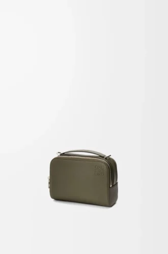 Mini crossbody-kameraväska i mjukt kornat kalvskinn Khaki Green