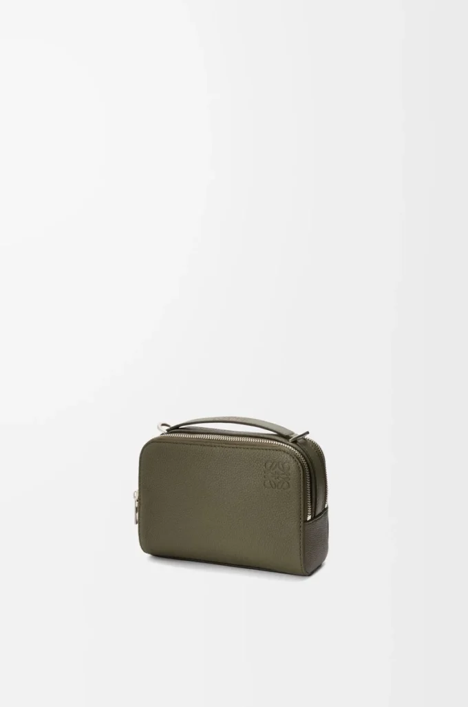 Mini crossbody-kameraväska i mjukt kornat kalvskinn Khaki Green Mini crossbody-kameraväska i mjukt kornat kalvskinn Khaki Green