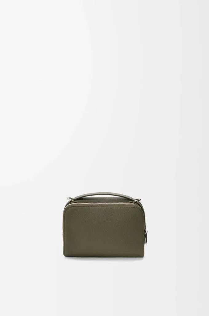 Mini crossbody-kameraväska i mjukt kornat kalvskinn Khaki Green Mini crossbody-kameraväska i mjukt kornat kalvskinn Khaki Green