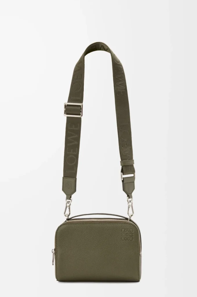 Mini crossbody-kameraväska i mjukt kornat kalvskinn Khaki Green Mini crossbody-kameraväska i mjukt kornat kalvskinn Khaki Green