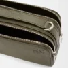 Mini crossbody-kameraväska i mjukt kornat kalvskinn Khaki Green Mini crossbody-kameraväska i mjukt kornat kalvskinn Khaki Green
