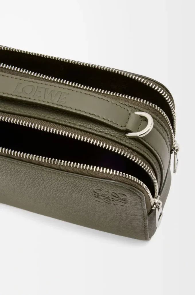 Mini crossbody-kameraväska i mjukt kornat kalvskinn Khaki Green Mini crossbody-kameraväska i mjukt kornat kalvskinn Khaki Green