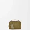 Mini crossbody-kameraväska i mjukt kornat kalvskinn Olivgrön Mini crossbody-kameraväska i mjukt kornat kalvskinn Olivgrön