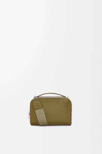 Mini crossbody-kameraväska i mjukt kornat kalvskinn Olivgrön