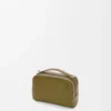 Mini crossbody-kameraväska i mjukt kornat kalvskinn Olivgrön Mini crossbody-kameraväska i mjukt kornat kalvskinn Olivgrön