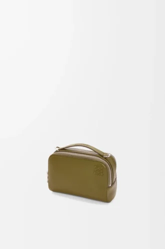 Mini crossbody-kameraväska i mjukt kornat kalvskinn Olivgrön