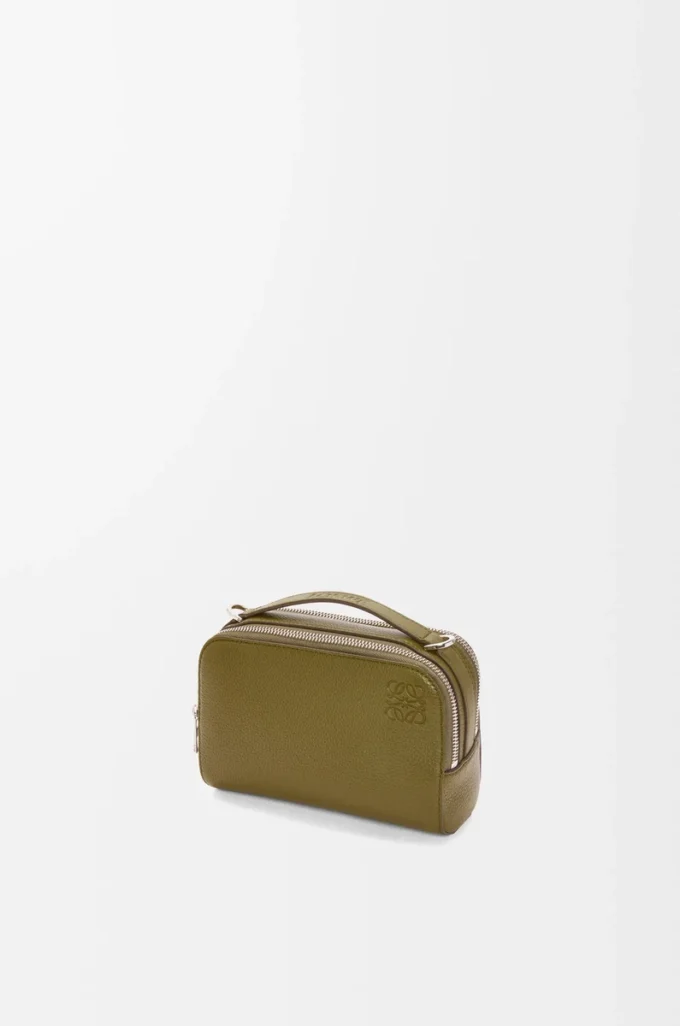 Mini crossbody-kameraväska i mjukt kornat kalvskinn Olivgrön Mini crossbody-kameraväska i mjukt kornat kalvskinn Olivgrön