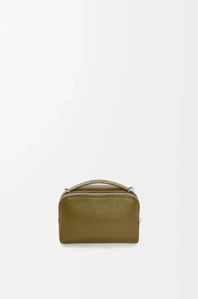 Mini crossbody-kameraväska i mjukt kornat kalvskinn Olivgrön Mini crossbody-kameraväska i mjukt kornat kalvskinn Olivgrön