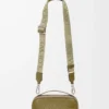Mini crossbody-kameraväska i mjukt kornat kalvskinn Olivgrön Mini crossbody-kameraväska i mjukt kornat kalvskinn Olivgrön