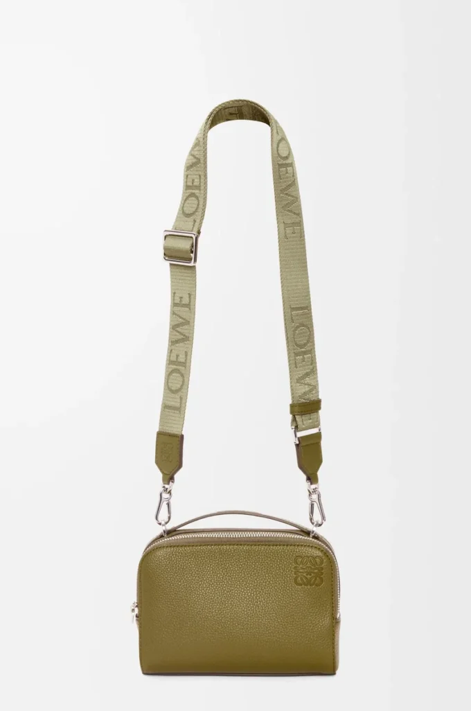Mini crossbody-kameraväska i mjukt kornat kalvskinn Olivgrön Mini crossbody-kameraväska i mjukt kornat kalvskinn Olivgrön