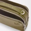 Mini crossbody-kameraväska i mjukt kornat kalvskinn Olivgrön Mini crossbody-kameraväska i mjukt kornat kalvskinn Olivgrön