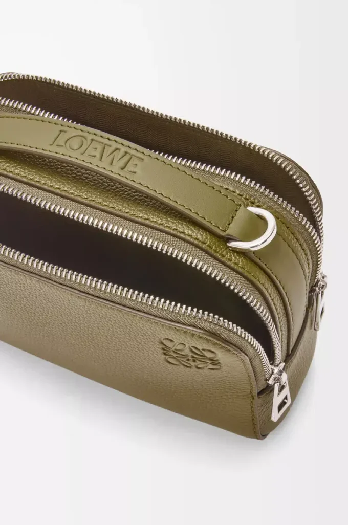 Mini crossbody-kameraväska i mjukt kornat kalvskinn Olivgrön Mini crossbody-kameraväska i mjukt kornat kalvskinn Olivgrön