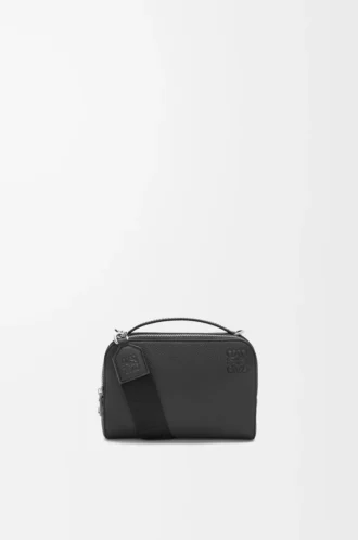 Mini crossbody-kameraväska i mjukt kornat kalvskinn Svart