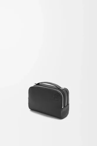 Mini crossbody-kameraväska i mjukt kornat kalvskinn Svart
