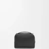 Mini crossbody-kameraväska i mjukt kornat kalvskinn Svart Mini crossbody-kameraväska i mjukt kornat kalvskinn Svart