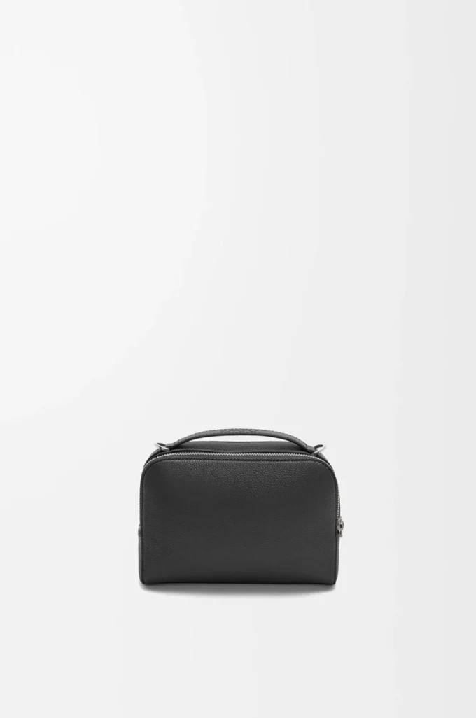 Mini crossbody-kameraväska i mjukt kornat kalvskinn Svart Mini crossbody-kameraväska i mjukt kornat kalvskinn Svart