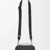 Mini crossbody-kameraväska i mjukt kornat kalvskinn Svart Mini crossbody-kameraväska i mjukt kornat kalvskinn Svart