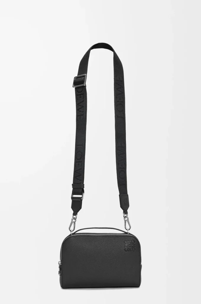 Mini crossbody-kameraväska i mjukt kornat kalvskinn Svart Mini crossbody-kameraväska i mjukt kornat kalvskinn Svart