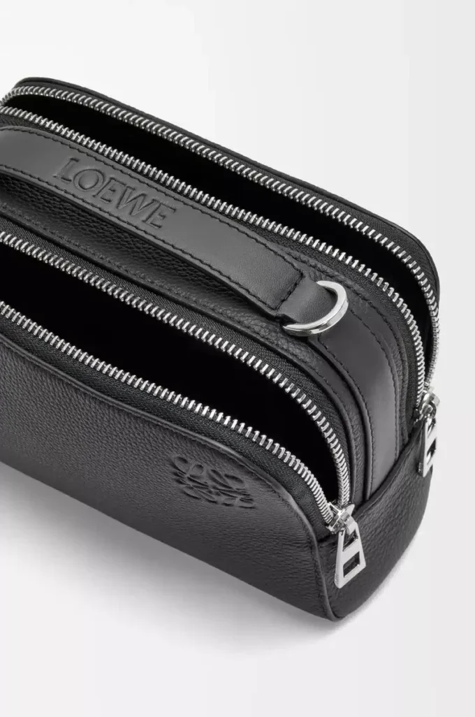 Mini crossbody-kameraväska i mjukt kornat kalvskinn Svart Mini crossbody-kameraväska i mjukt kornat kalvskinn Svart