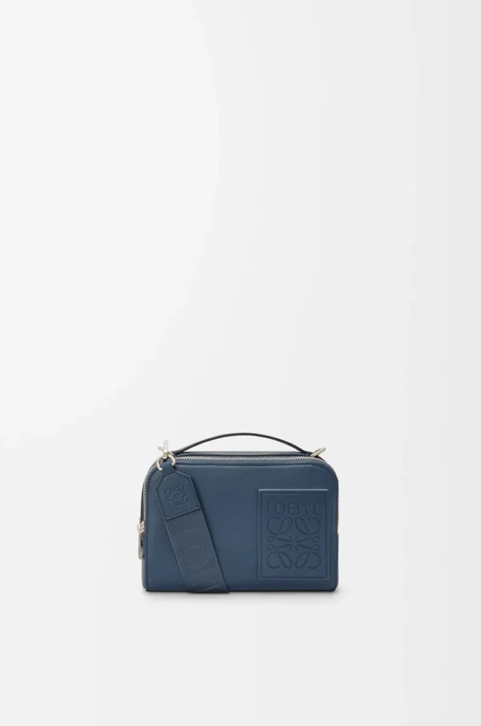 Mini crossbody-kameraväska i satin kalvskinn Indigo Dye Mini crossbody-kameraväska i satin kalvskinn Indigo Dye