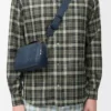 Mini crossbody-kameraväska i satin kalvskinn Indigo Dye Mini crossbody-kameraväska i satin kalvskinn Indigo Dye