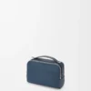 Mini crossbody-kameraväska i satin kalvskinn Indigo Dye Mini crossbody-kameraväska i satin kalvskinn Indigo Dye