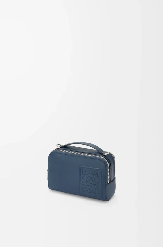 Mini crossbody-kameraväska i satin kalvskinn Indigo Dye Mini crossbody-kameraväska i satin kalvskinn Indigo Dye