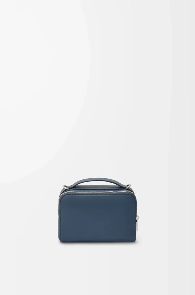 Mini crossbody-kameraväska i satin kalvskinn Indigo Dye Mini crossbody-kameraväska i satin kalvskinn Indigo Dye