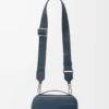 Mini crossbody-kameraväska i satin kalvskinn Indigo Dye Mini crossbody-kameraväska i satin kalvskinn Indigo Dye