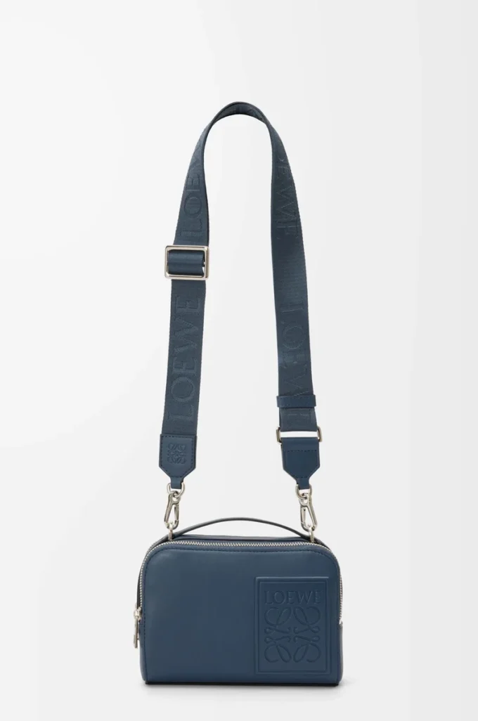 Mini crossbody-kameraväska i satin kalvskinn Indigo Dye Mini crossbody-kameraväska i satin kalvskinn Indigo Dye
