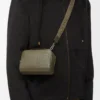 Mini crossbody-kameraväska i satin kalvskinn Khaki Green Mini crossbody-kameraväska i satin kalvskinn Khaki Green