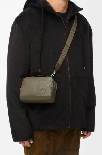 Mini crossbody-kameraväska i satin kalvskinn Khaki Green