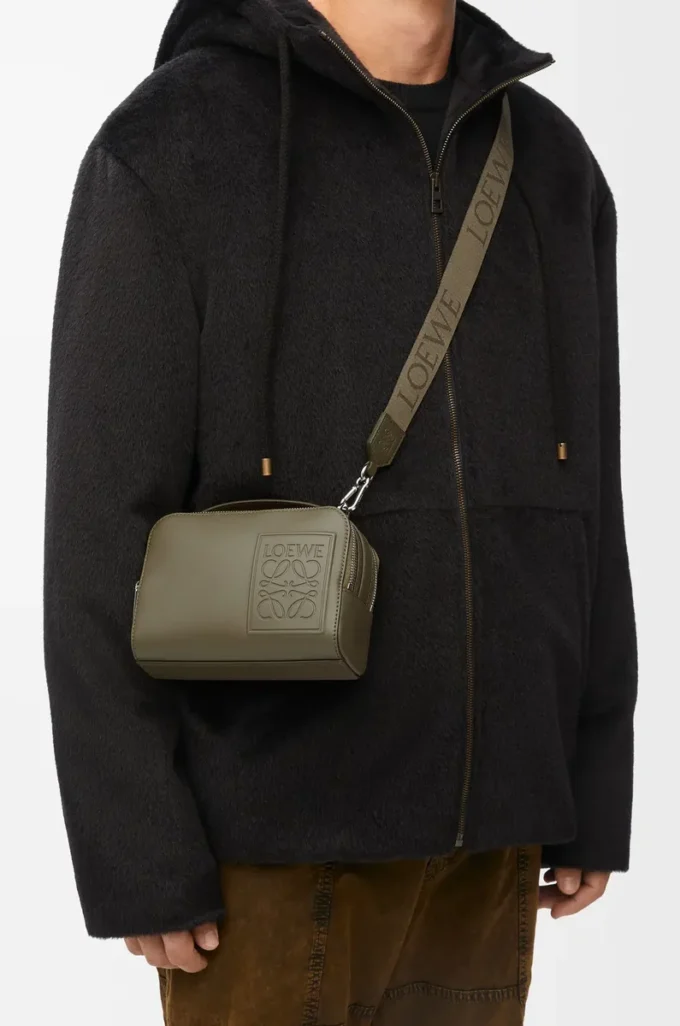 Mini crossbody-kameraväska i satin kalvskinn Khaki Green Mini crossbody-kameraväska i satin kalvskinn Khaki Green